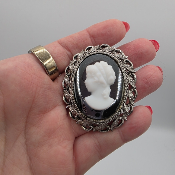 Vintage-Inspired Silver and White Cameo Brooch - Picture 7 of 8